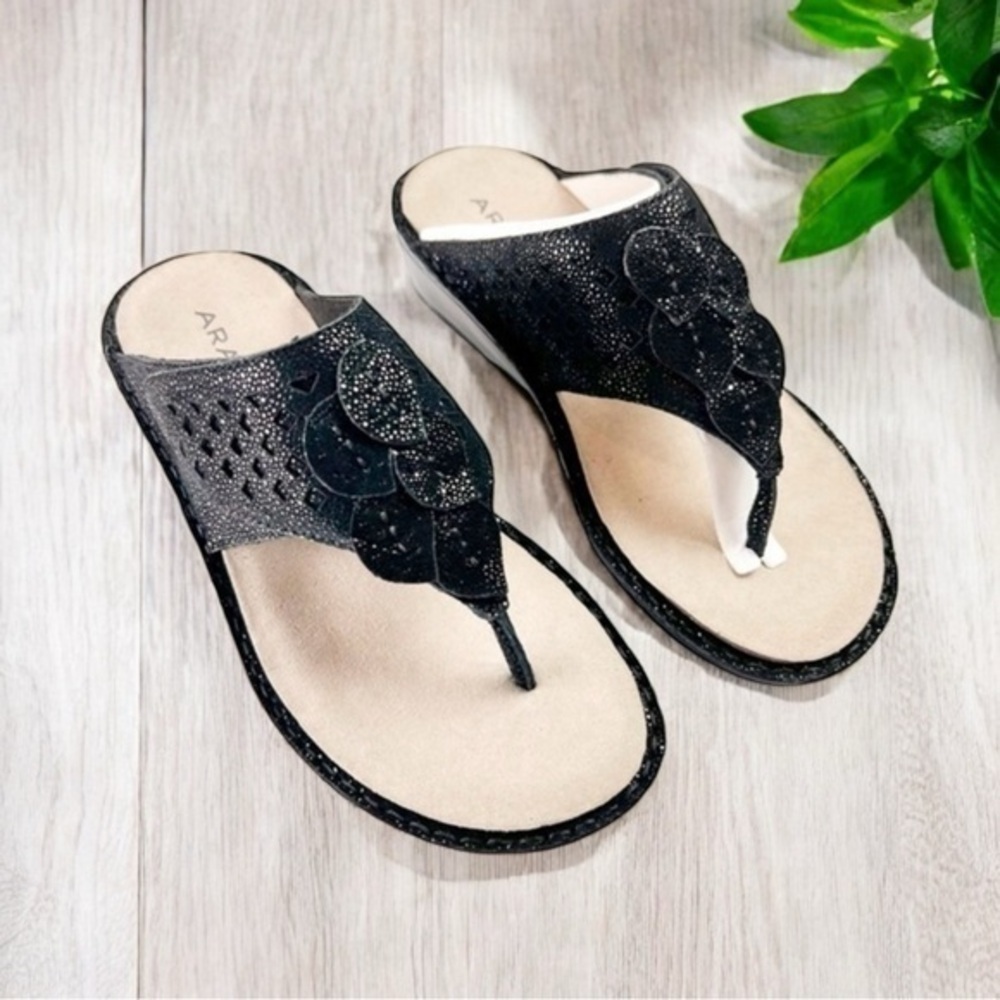 Aravon Sandal womens 6 Black Leather Cambridge Thong Comfort Cushioned